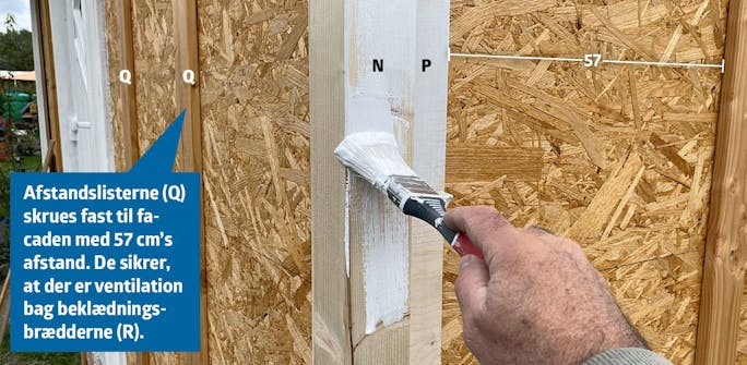 Isoleret anneks: Hjørnelister til isoleret anneks skrues fast og males Isoleret anneks: Hjørnelister til isoleret anneks skrues fast og males, inden beklædningsbrædder sættes op